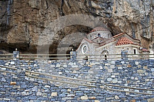Viejo Griego iglesia tallado en montana 