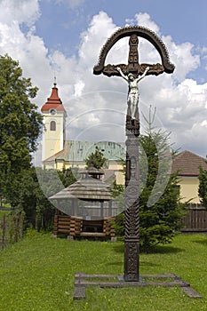 Starý ručně vyřezávaný a malovaný dřevěný kříž