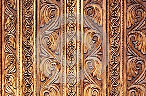 Viejo de madera patrón sobre el monasterio puerta 