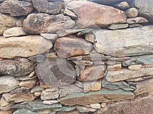 Vecchio eredità parete da marrone verde, pietre da vari forme un dimensioni 