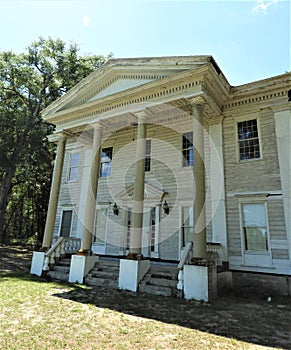 Old historic abandoned plantation style sourthern home in Brooksville FL