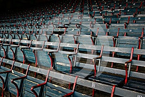 Starý dřevo stadion sedadla na 