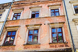 The old, historical tenements at the Old Market Square in Cracow, Poland ( Krakow, Polska)