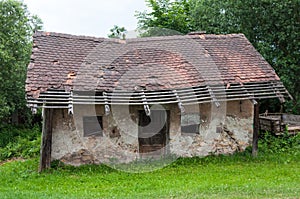 Starý dom so starou fasádou