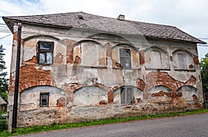 Starý dom so starou fasádou