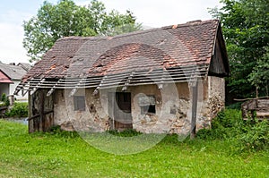 Starý dom so starou fasádou