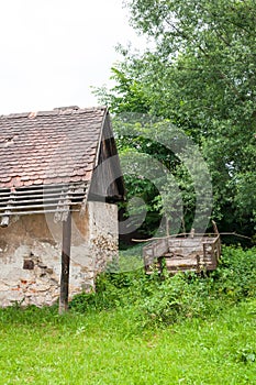 Starý dom so starou fasádou