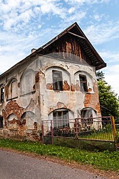 Starý dom so starou fasádou