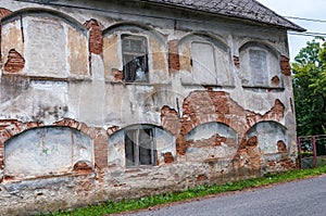 Starý dom so starou fasádou