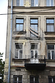 An old house in St. Petersburg, in need of repair, with a collapsed balcony.