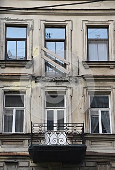 An old house in St. Petersburg, in need of repair, with a collapsed balcony.