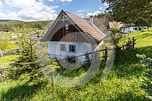 Starý dom na dedine na Slovensku, drevenica za dreveným plotom v krásnej malebnej doline. Mor je vyrobený o