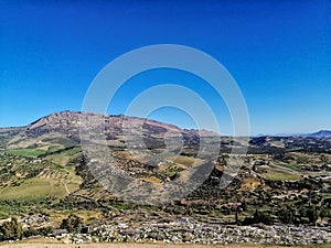 Viejo casas tallado en el centro montanas en la ciudad sombreros egipcios Marruecos 