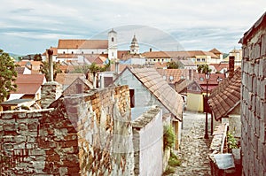 Staré domy, ulice a kostely ve městě Skalica, retro fotofiltr