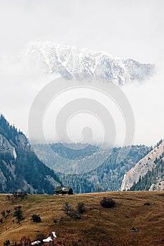 Vecchio villetta un rumeno montagne 