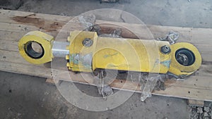 Old hydraulic cylinder take out machine