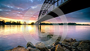 Nápadný oblúk most rozpätie rieka počas východ slnka 