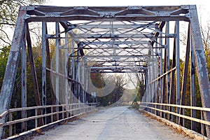 Vecchio ferro metallo covone ponte sul Paesi strade 