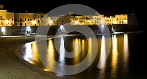 Viejo italiano de acuerdo a el mar de acuerdo a noche 