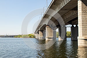 Alt brücke durch ein Fluss die stadt aus 