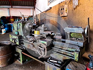 Old lathe has rust in the factory