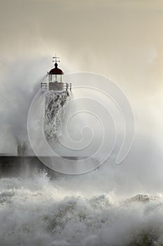 Vecchio faro durante pesante Oceano tempesta 