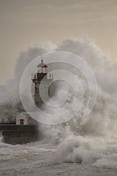 Vecchio faro durante tempesta 