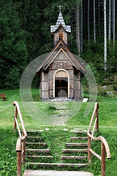 Starý malý drevený kostolík v lese