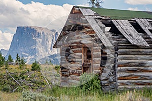 Old log cabin and Flat Top Mountain, Wyoming