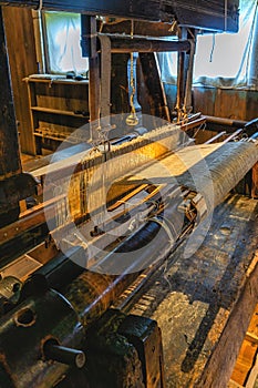 old loom for making cloth from cotton threads