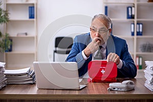 Old male employee feeling bad at workplace