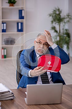 Old male employee feeling bad at workplace