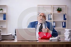 Old male employee feeling bad at workplace