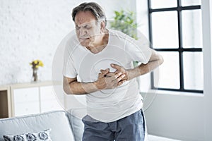 Viejo hombre con corazón ataque 