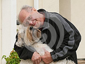 Vecchio uomo un il suo il cane 