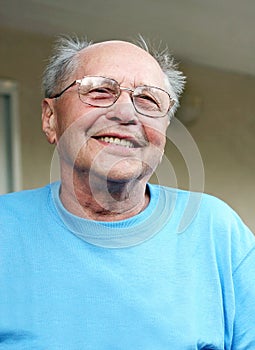 Vecchio uomo sorridente 