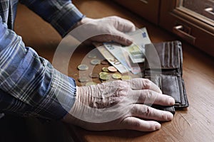 Viejo manos para contar dinero euro 