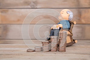 Old man sculpture and a row of increasing dollar coins