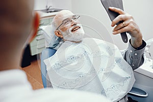 Viejo hombre en el dentista oficina 