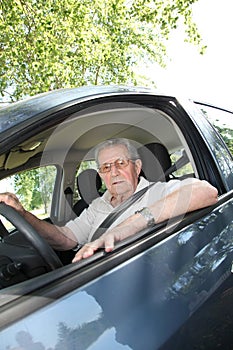 Starý muž na volant 