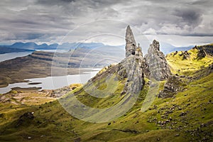 Viejo hombre de sobre el una isla de en tierras altas de Escocia 