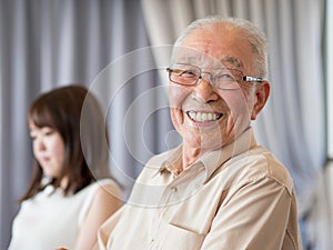 Viejo hombre discurso vivir sobre el familia evento 