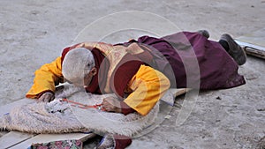 An old man was making a long kowtow