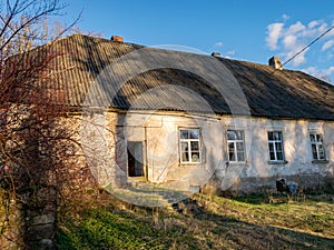 Old manor house surrounded by trees, partially inhabited