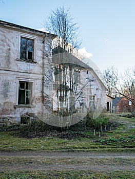 Old manor house surrounded by trees, partially inhabited