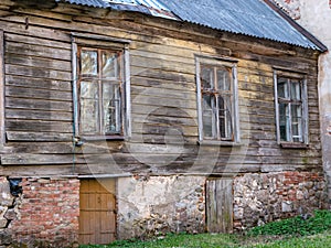 Old manor house surrounded by trees, partially inhabited