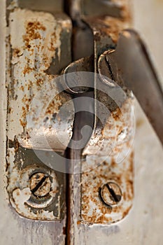 Viejo cerrar sobre el blanco de madera marco. viejo de madera marco pequeno oxidado cerrar 