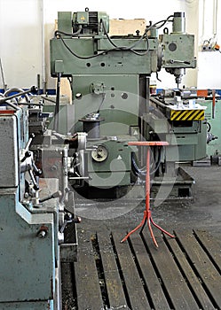 Milling machine and lathe