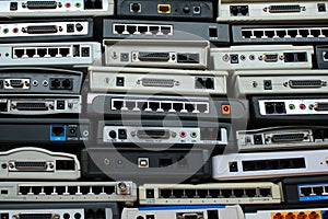 Old modems, routers, network equipment. Serial, phone, audio, et photo