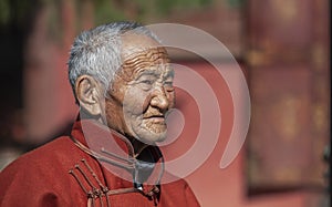 Old mongolian nomad man at a temple